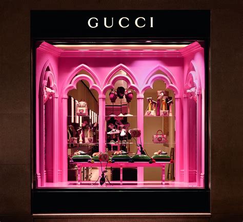 gucci vetrine con richiamo al colore del logo